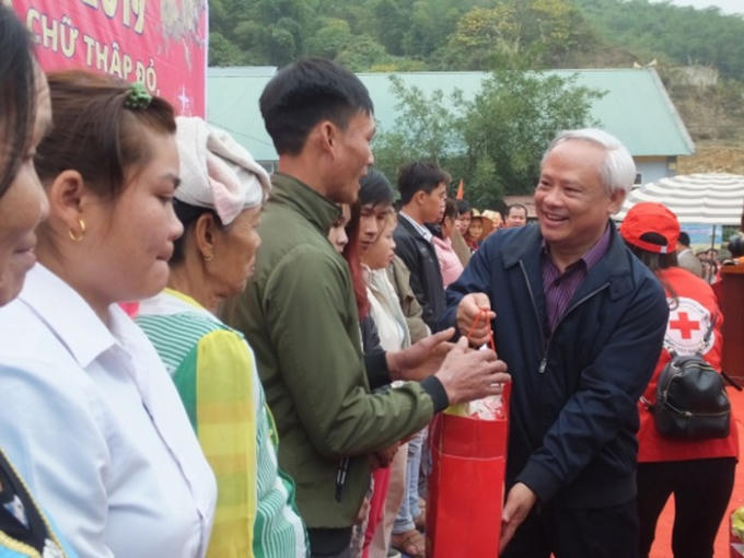 Phó Chủ tịch Quốc hội Uông Chu Lưu trao quà Tết cho bà con vùng lũ.