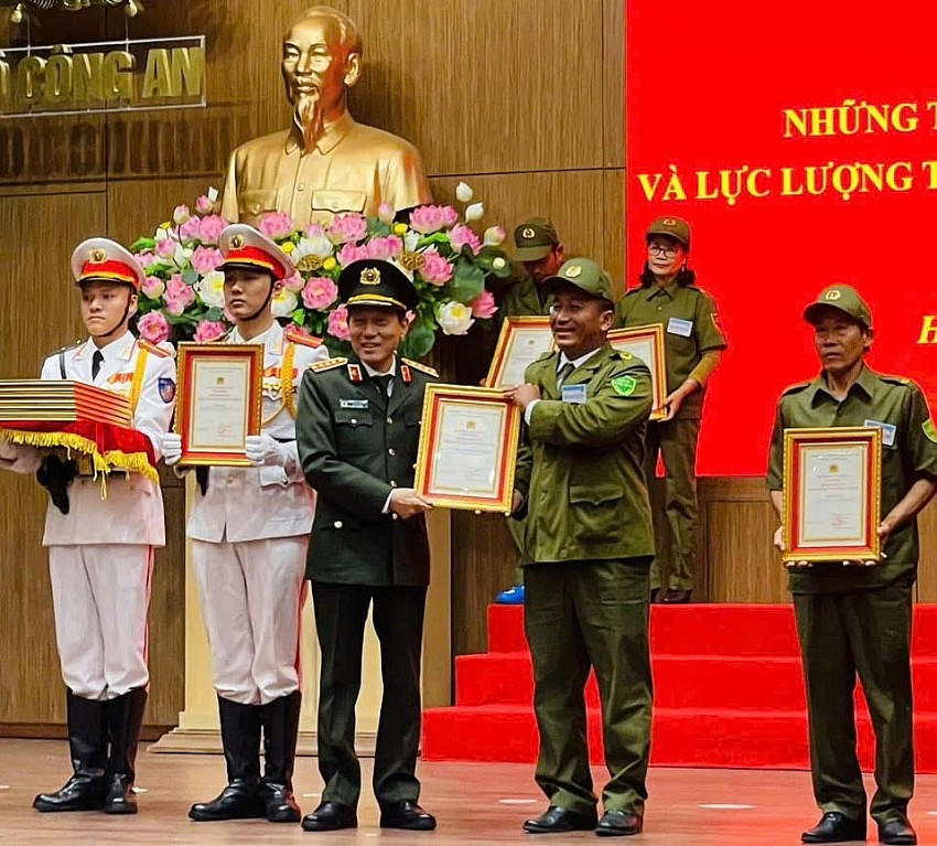 Đại tướng Lương Tam Quang - Bộ Trưởng Bộ Công an tặng thưởng cho lực lượng tiêu biểu của công an xã, thị trấn (CACC).