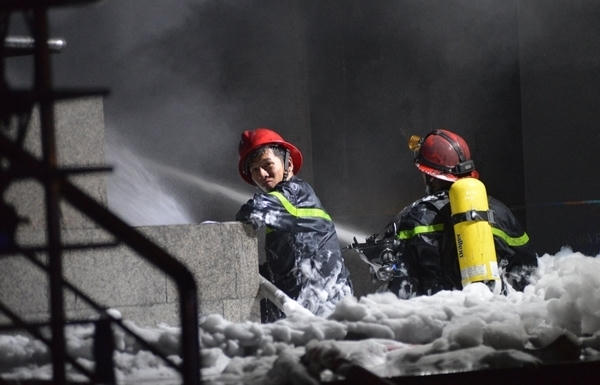 Ảnh lính cứu hỏa dập tắt đám cháy tại chung cư Carina (Q.8, TP HCM). Ảnh internet.