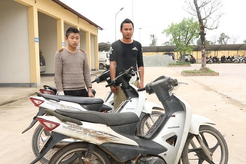 2 đối tượng và tang vật vụ án.