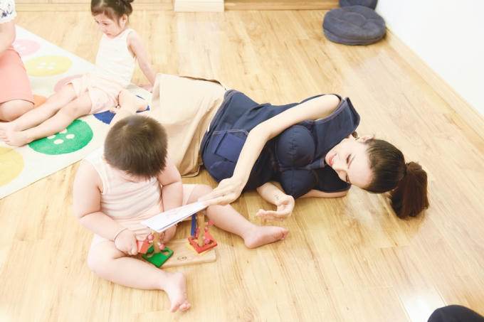 Bật cười với hình ảnh Trấn Thành nằm dài trên sàn nhà sau một ngày mệt mỏi làm thầy giáo