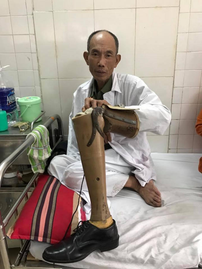 Ông Vin trước đó được người nhà đưa đến bệnh viện 103 để kiểm tra thương tích.