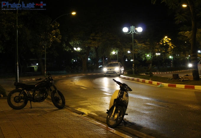 Xe côn tay màu đen của cô gái bị ngã. (Ảnh :Đức Biên)