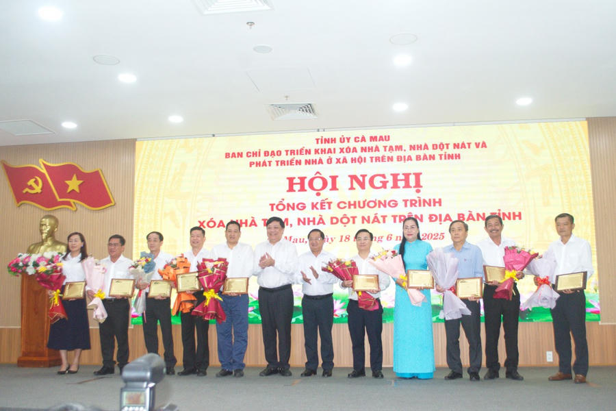 Lãnh đạo UBND tỉnh (bên trái) và lãnh đạo Ủy ban MTTQ Việt Nam tỉnh Cà Mau, tặng hoa và trao biểu trưng lưu niệm cảm ơn cho các đơn vị tài trợ.