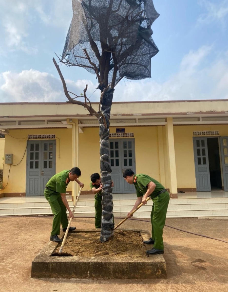 Các chiến sỹ xem hoạt đông trồng cây xanh là nhiệm vụ và lan tỏa việc này đến cho mỗi người dân