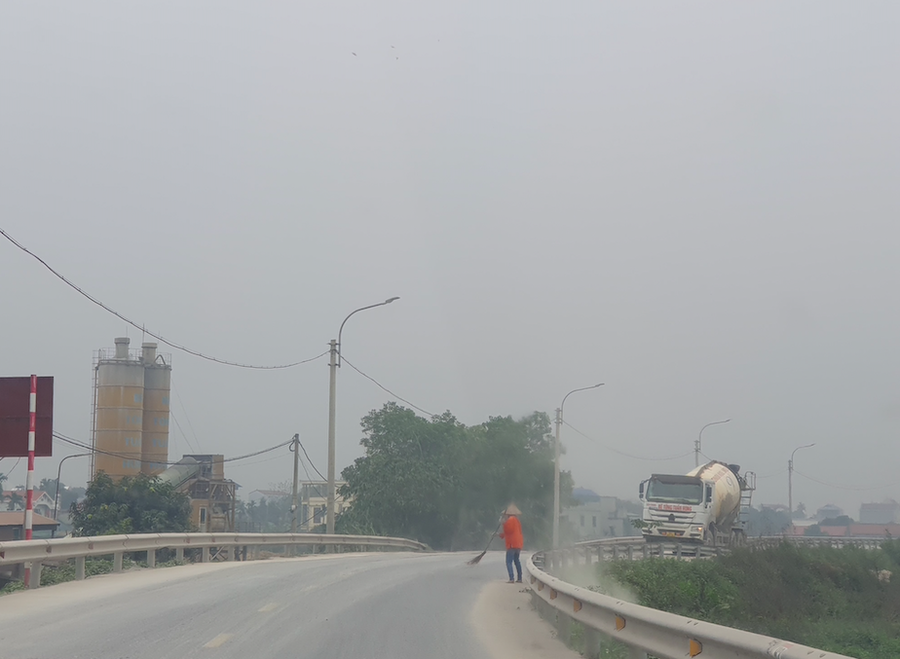 Tuyến đường đê sông Đáy mặc dù được đổ bê tông, nhưng cũng có dấu hiệu xuống cấp vì phải gánh chịu hàng trăm lượt xe từ trạm trộn bê tông Tuấn Hùng.