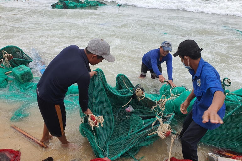 Lồng nuôi tôm hùm ươm bị đánh rách, hư hỏng.