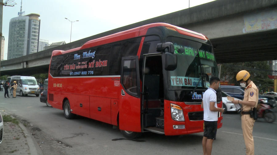 Đội CSGT số 6 Công an TP Hà Nội xử lý một trường hợp vi phạm trên tuyến đường Phạm Hùng.