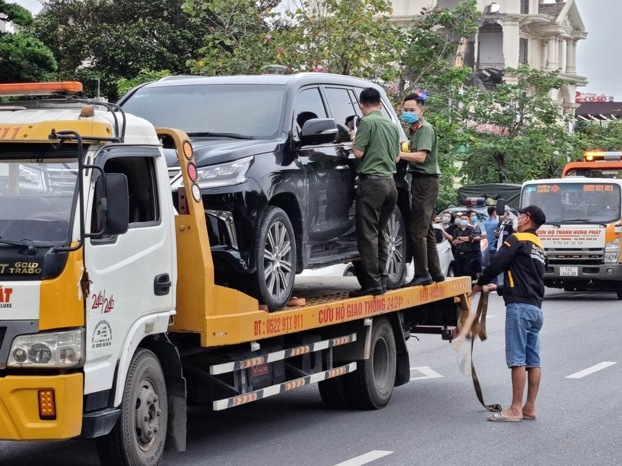 Chiếc Lexus 570 đang được lực lượng chức năng niêm phong trên xe cứu hộ (Ảnh: Hải Sâm).