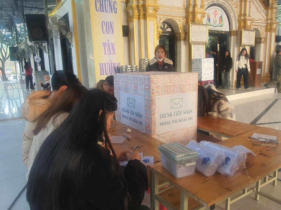 Du khách viết thư khấn xin, cầu nguyện.