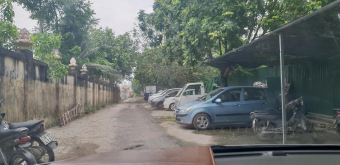 Bãi xe lấn chiếm đường đi vào nghĩa trang của người dân.