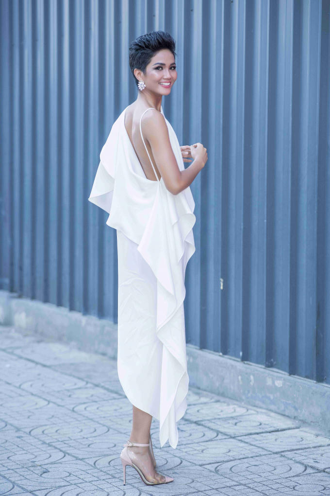 Hoa hậu H'hen Niê khoe vóc dáng ngày càng quyến rũ sau khi tăng cân