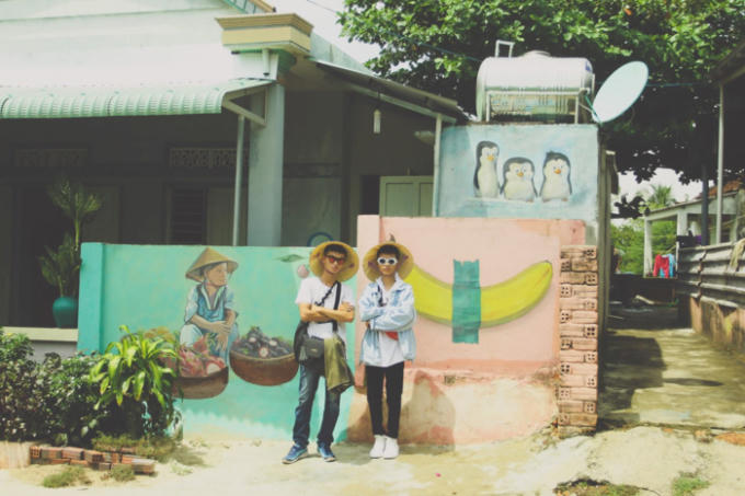 Các hàng rào, lối đi và con đường nhỏ trong làng cũng nên thơ và cuốn hút một cách kỳ lạ trong nét vẽ chăm chút, tỉ mỉ hay những hình vẽ dễ thương, ngộ nghĩnh. Mỗi phong cách của background, các bạn trẻ lại sống ảo theo một cách khác nhau, khi thả hồn hòa vào khung cảnh, lúc chất lừ thể hiện cá tính riêng. Ảnh: Be Tran, Quang Anh.