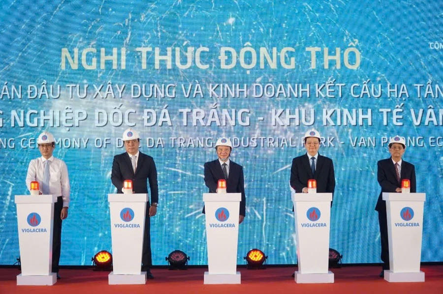 Phó Chủ tịch Quốc hội Nguyễn Khắc Định, Phó Thủ tướng Chính phủ Mai Văn Chính cùng lãnh đạo các bộ, ngành và lãnh đạo tỉnh Khánh Hòa thực hiện nghi thức lễ động thổ. Ảnh: Công Tâm