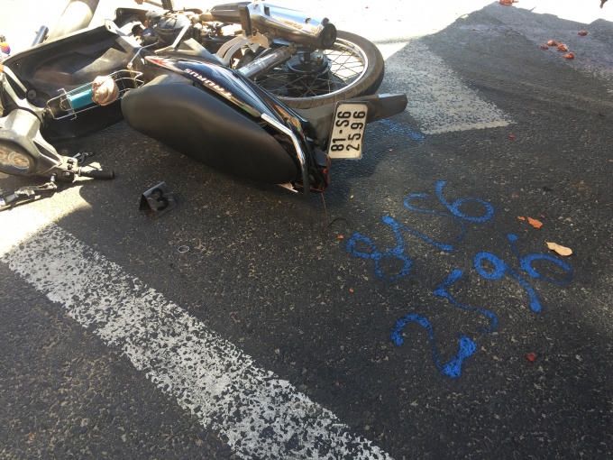 Chiếc xe máy nằm gọn dưới gầm xe tải.