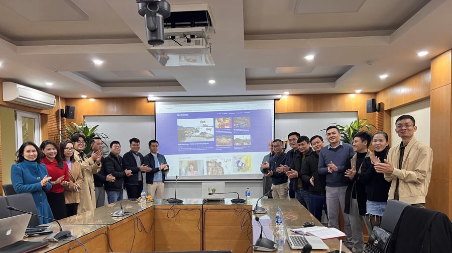 Phó tổng biên tập Trần Ngọc Hà cùng các nhân sự Pháp luật Plus trong buổi ra mắt giao diện mới của Chuyên trang Pháp luật Plus.