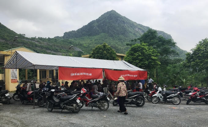 Nhiều ngày qua người dân đã tập trung dựng lều, bạt ngay trước công ty CP Môi trường Ba An để ngăn chặn xe chở rác tiến vào nhà máy.