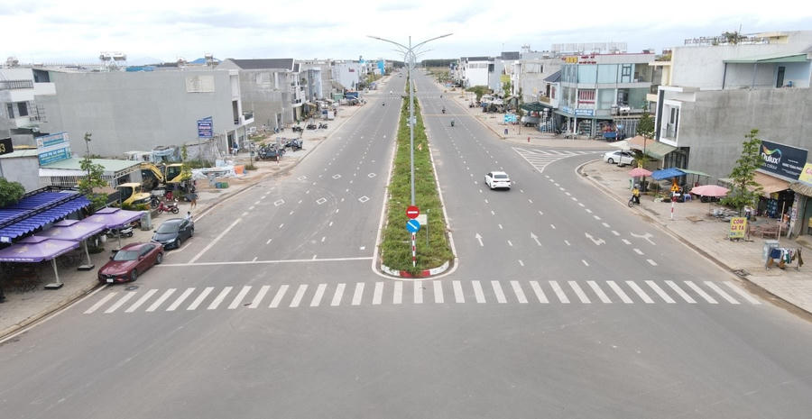 Trục đường chính vào khu tái định cư khang trang rộng rãi với 8 làn xe, hai bên đường nhà cửa đã xây gần như kín mít. Với diện tích hơn 280 ha, nơi đây được xem là khu đô thị quy hoạch hiện đại nhất khu vực với đường giao thông, điện, nước, viễn thông, ph