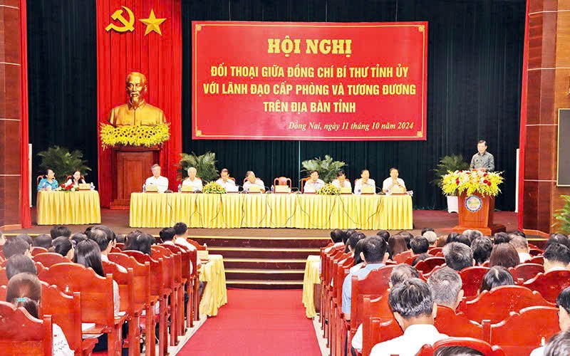 Ông Nguyễn Hồng Lĩnh, Bí thư Tỉnh uỷ Đồng Nai đối thoại với lãnh đạo cấp phòng để chấn chỉnh tình trạng cán bộ công chức chưa tích cực thực hiện công việc.