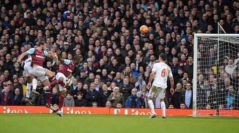 Andy Carroll có dấu ấn đậm nét khi gặp lại đội bóng cũ
