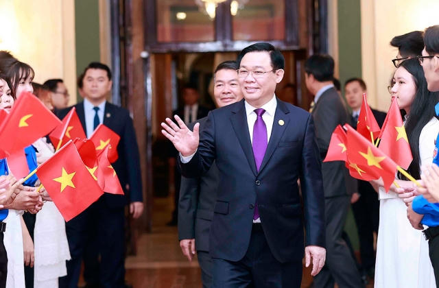 Chủ tịch Quốc hội Vương Đình Huệ gặp mặt đại diện cộng đồng người Việt ở Cuba