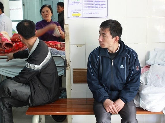 Những ánh mắt lo âu mệt mỏi của người nhà.