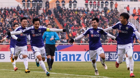 Đức Huy (15) là cầu nối giữa hàng tấn công và hàng phòng ngự Hà Nội FC ở trận này. (Ảnh: AFC).