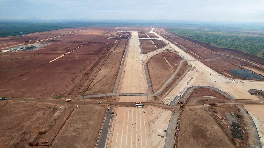 Hình hài sân bay Long Thành với đường cất hạ cánh trải dài, sắp hoàn thiện. Do đó rất gấp rút về tiến độ đường kết nối để phục vụ sân bay.