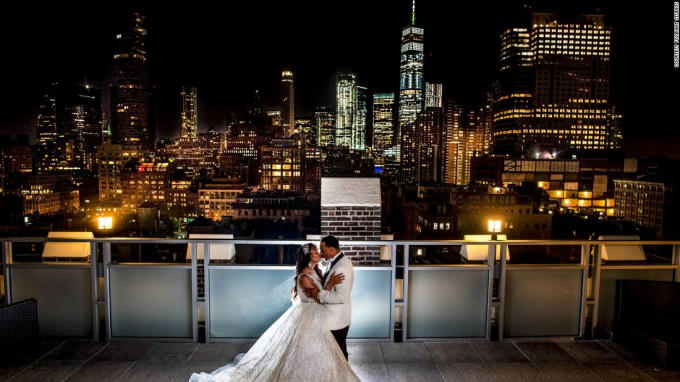 Một đám cưới tại thành phố New York chắc chắn sẽ trở nên huyền diệu, khác biệt. Tribeca Rooftop với góc nhìn toàn cảnh Manhattan và sông Hudson là một trong những địa điểm lãng mạn nhất và được yêu thích nhất của thành phố (Ảnh: CNN).