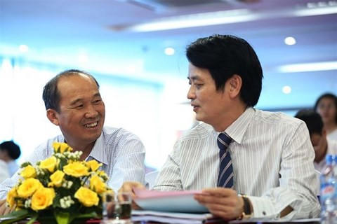 Ông Dương Công Minh (trái) và Chủ tịch LienVietPostBank Nguyễn Đức Hưởng.