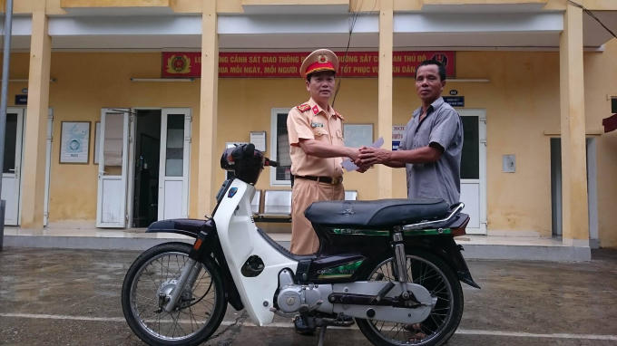 Đội CSGT số 5 - Công an TP Hà Nội trao trả lại chiếc xe máy cho người bị mất sau 10 năm.
