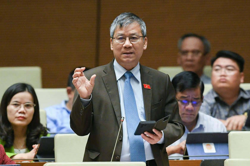 ĐB Nguyễn Anh Trí (Hà Nội) nhấn nút tranh luận.