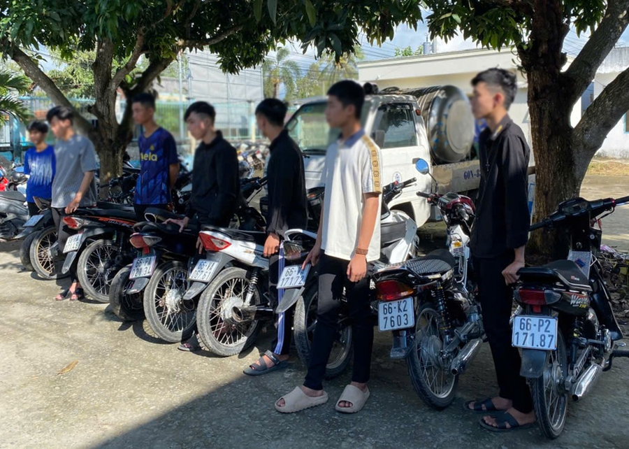 Nhóm thanh thiếu niên và phương tiện tại cơ quan Công an