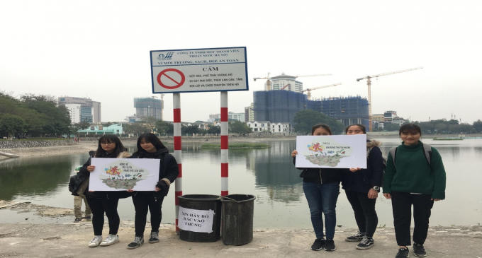 Một điểm tuyên truyền, vận động người dân nâng cao ý thức khi phóng sinh cá tại hồ Thành Công.