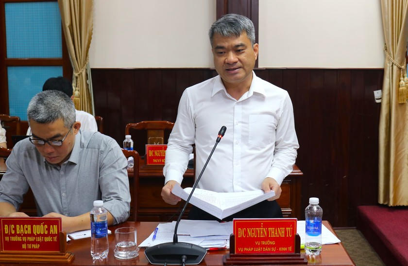 Vụ trưởng Vụ Pháp luật dân sự - kinh tế Nguyễn Thanh Tú trao đổi với địa phương về các vấn đề liên quan.