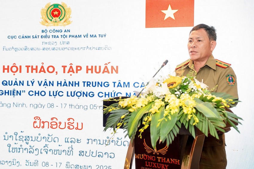 Thượng tá Bun-li-văn Vị-lay-sắc, Trưởng phòng Cai nghiện, Trưởng đoàn đại biểu Lào phát biểu tại Hội thảo tập huấn.