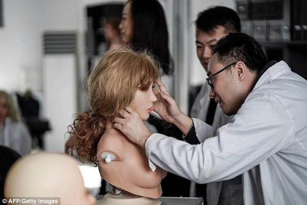 Sự chênh lệch giới tính là một phần nguyên nhân khiến nhu cầu sử dụng búp bê người lớn ở Trung Quốc cao. (Ảnh: AFP)