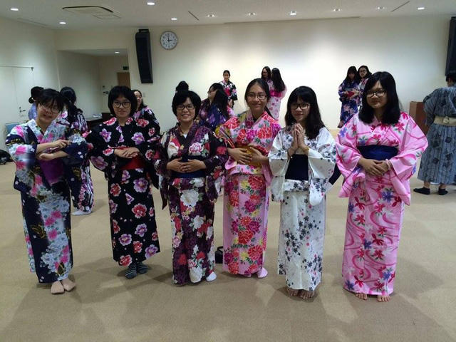 Cô gái Việt (mặc yukata trắng) trong chuyến trải nghiệm học tập tại xứ sở hoa anh đào.