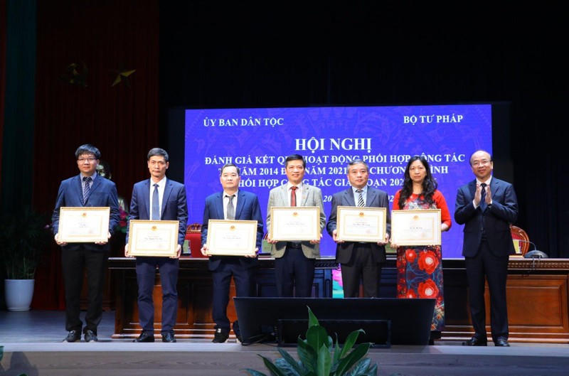 Hội nghị cũng đã trao Bằng khen và kỷ niệm chương của hai cơ quan cho các tập thể và cá nhân.
