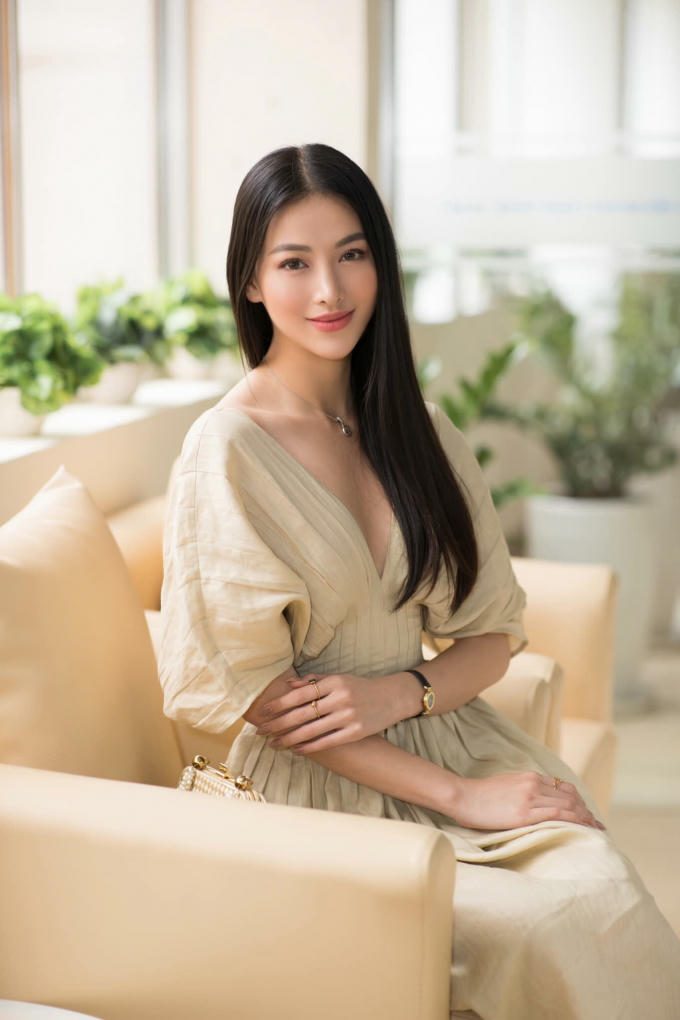 Bị tố phẫu thuật thẩm mỹ nhưng Hoa hậu Phương Kh&aacute;nh lại chứng minh &ldquo;gương mặt kh&aacute;c lạ&rdquo; l&agrave; nhờ trang điểm