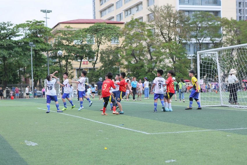 Các trận đấu của các cầu thủ nhí để lại rất nhiều ấn tượng cho các cổ động viên.
Các trận đấu của các cầu thủ nhí để lại rất nhiều ấn tượng cho các cổ động viên.