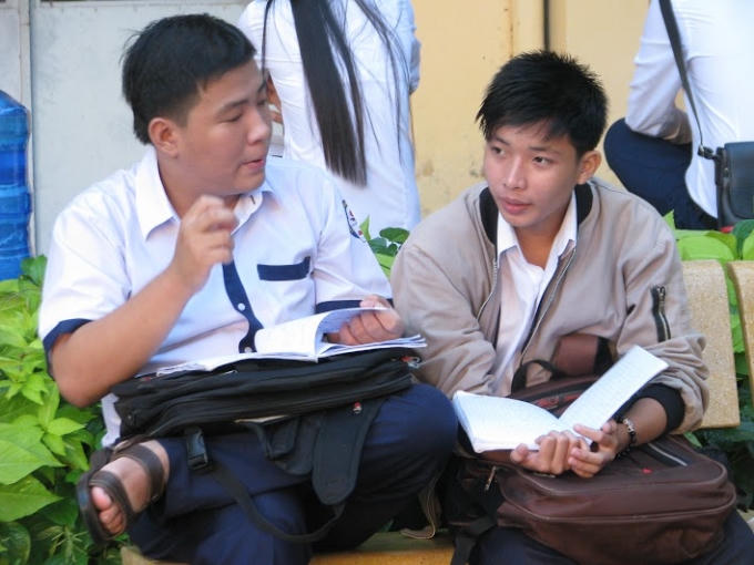 Thí sinh tranh thủ ôn lại bài trước giờ G.