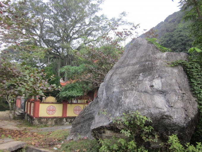 Dân gian cho rằng, làng Đông Sơn là ở vào thế đất có 99 ngọn núi hình con Phượng Hoàng. Ca dao cổ vùng Đông Sơn có câu: Chín mươi chín ngọn bên đông/ Còn ngọn núi Nít bên sông chưa về/ Chín mươi chín ngọn núi đề huề/ Còn ngọn núi Nít chưa về bên đông.