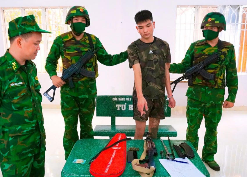 Đối tượng Nguyễn Hoàng Hưng cùng tang vật. Ảnh: Luận Quân