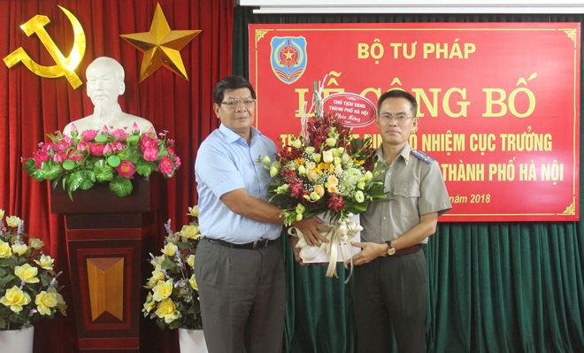 Phó Chủ tịch UBND thành phố Hà Nội Nguyễn Quốc Hùng chúc mừng tân Cục trưởng THADS Thành phố.