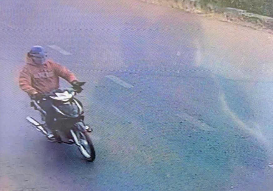Camera an ninh ghi lại cảnh Chung lên xe tẩu thoát sau khi phá tủ kính cướp tiệm vàng tại thị trấn Di Linh. Ảnh: K.P