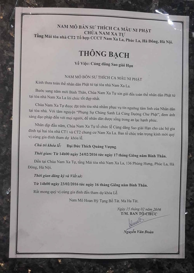 Thông báo về lễ dâng sao giải hạn được dán ở khu vực chờ thang máy của tòa chung cư. Ảnh: Nhị Tiến
