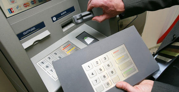 Nếu thấy các phím bấm của bàn phím ATM nhô ra một cách bất thường, hay màu sắc của chúng không đồng nhất, rất có thể máy đó đã bị lắp bàn phím giả.