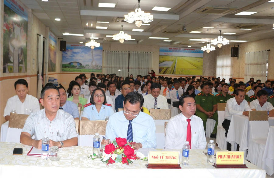 Các đại biểu tham dự buổi họp mặt cá nhân đạt thành tích cao.