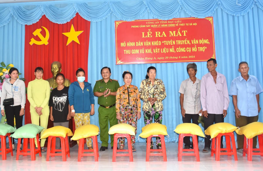 Phòng Cảnh sát quản lý hành chính về trật tự xã hội, Công an tỉnh Bạc Liêu, làm tốt công tác an sinh xã hội, chung tay cùng chính quyền địa phương thực hiện hiệu quả công tác giảm nghèo bền vững.